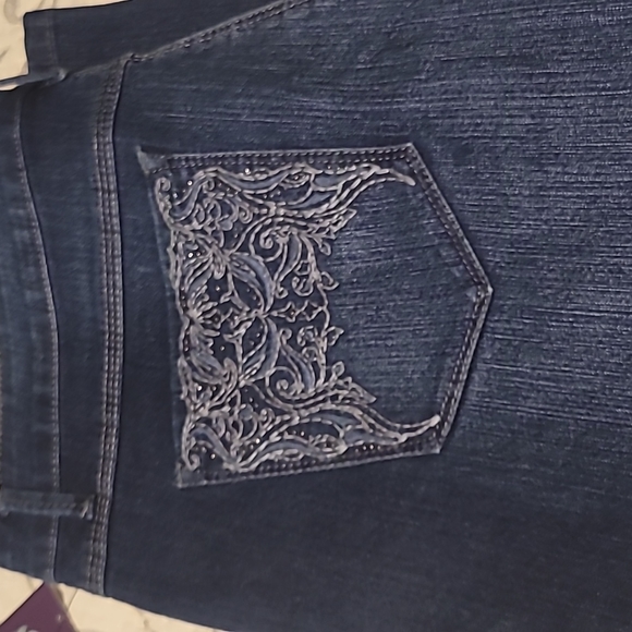 Cute Gloria Vanderbilt "Jordyn" Capri Mid-Rise - Picture 4 of 5